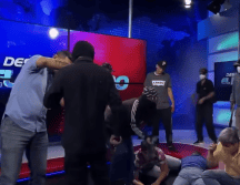 El sonidista del canal TC Televisión de Ecuador cerró todos los micrófonos y evitó que el grupo de hombres, que irrumpió en el lugar con armas, difundiera un mensaje. YOUTUBE / ECUADOR STAR