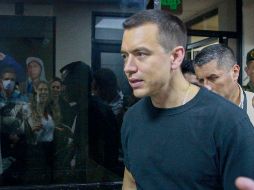 Daniel Noboa visitó las instalaciones de la televisora TC, que fue tomada por criminales el pasado miércoles, desde ahí defendió el plan de aumentar el impuesto del IVA para financiar la seguridad. EFE