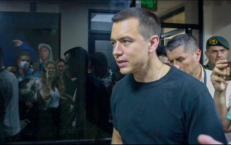 Daniel Noboa visitó las instalaciones de la televisora TC, que fue tomada por criminales el pasado miércoles, desde ahí defendió el plan de aumentar el impuesto del IVA para financiar la seguridad. EFE