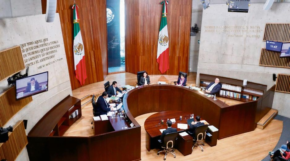 De acuerdo con la Sala Especializada, López Obrador vulneró los principios de neutralidad, equidad e imparcialidad de la contienda al realizar descalificaciones en torno a fuerzas políticas opuestas. ESPECIAL