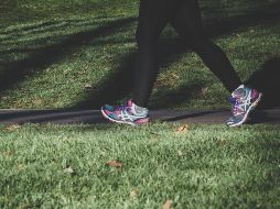 Adoptar hábitos saludables, desde la dieta hasta la actividad física y el descanso, son clave para alcanzar y mantener un peso saludable en el largo plazo. ESPECIAL / Foto de Arek Adeoye en Unsplash