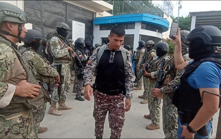 Más de 150 rehenes, que estaban siendo retenidos por los reclusos, fueron liberados. EFE/ Fuerzas Armadas De Ecuador.