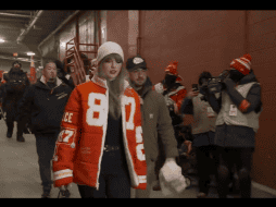 El nuevo foco de atención en esta historia radica en si Taylor Swift estará en el Super Bowl LVIII. X/@NFL