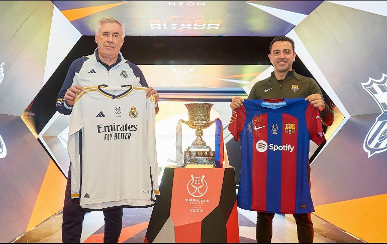 Carlo Ancelotti y Xavi Hernández durante la conferencia de prensa previo al cotejo de hoy. EFE/RFE