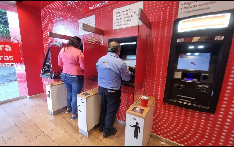 Los clientes desean mantenerse informados sobre sus finanzas a través de sus canales preferidos. EL INFORMADOR / ARCHIVO