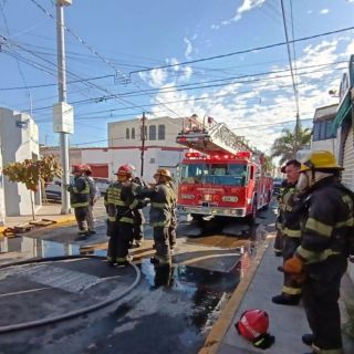 Policías de Guadalajara rescatan a dos personas atrapadas en un incendio