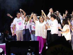 Decenas de jóvenes subieron al escenario para acompañar a Gálvez, mientras en las pantallas gigantes del recinto se proyectaba un video con la canción e imágenes de la precandidata en algunos mítines que encabezó a lo largo de su precampaña. SUN / D. Sánchez
