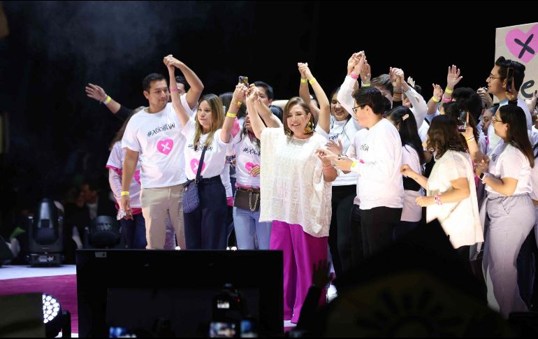 Decenas de jóvenes subieron al escenario para acompañar a Gálvez, mientras en las pantallas gigantes del recinto se proyectaba un video con la canción e imágenes de la precandidata en algunos mítines que encabezó a lo largo de su precampaña. SUN / D. Sánchez