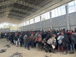 Más de 300 migrantes fueron rescatados de una bodega en el municipio de Cuaxomulco, Tlaxcala tras un operativo por elementos de la Sedena, Guardia Nacional y Policía estatal. ESPECIAL