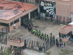 Miles de militares y policías llevaron a cabo una intervención el domingo en varias cárceles de Ecuador con el objetivo de buscar armas, municiones y explosivos, así como de restablecer el orden. EFE / EFE/ X. Calvinagua