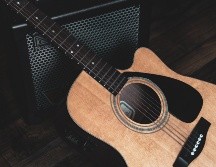 Guía para principiantes en el mundo de la guitarra. UNSPLASH/ Evgeniy Konev