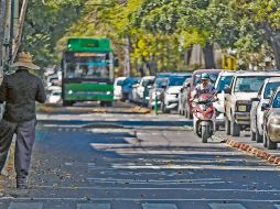 Este medio de comunicación observó cómo los motociclistas, incluso frente a la autoridad, violan la ley al llevar a menores, circular entre los coches, no respetar carriles exclusivos e incluso ciclovías. EL INFORMADOR/ A. Navarro