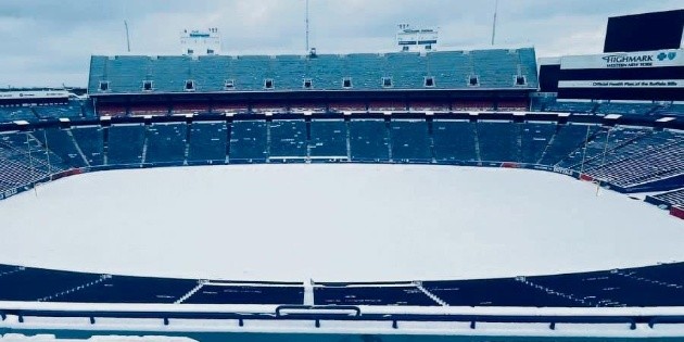 NFL: Apuran a quitar la nieve en Buffalo