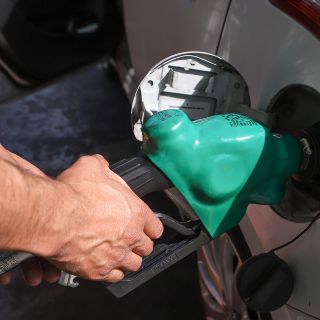Profeco revela el precio de la gasolina magna y premium en México