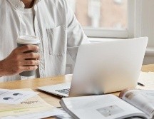 La educación a distancia o universidad en línea es una excelente modalidad para continuar con los estudios de las personas que trabajan. ESPECIAL / Freepik wayhomestudio