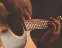 El músico Christian Nolen sorprendió a la audiencia al tocar la guitarra durante una cirugía cerebral. UNSPLASH/ Jefferson Santos