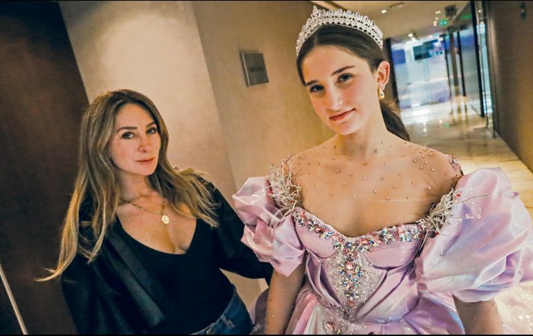 Geraldine Bazán y su hija Elissa Marie, quien luce el vestido del aniversario de Intermoda, hecho por la firma Ragazza. EL INFORMADOR/ A. Navarro