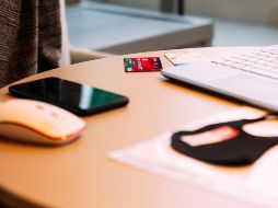 Cuando se hacen operaciones frecuentes con tarjetas de débito se puede caer en riesgos fiscales, siempre y cuando estas no se gestionen de manera adecuada. ESPECIAL / Foto de Ulvi Safari en Unsplash