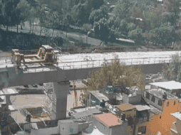 Según reportes, al estar realizando maniobras en las obras del Tren Interurbano, una estructura de concreto colapsó. X / @lenlenaana