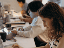 La capacidad de prever y adaptarse a las tendencias se vuelve crucial para aquellos que aspiran a construir carreras sólidas y exitosas. ESPECIAL/CANVA