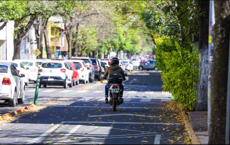 Motociclista invade el carril exclusivo del transporte público, una de las faltas que deben ser sancionadas. EL INFORMADOR/A. Navarro