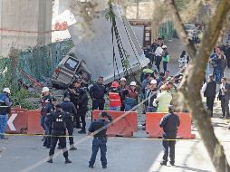 Las autoridades reportaron que la caída de la dovela de concreto del Tren Interurbano se debió a la falla de una grúa que trasladaba la pieza. EL UNIVERSAL