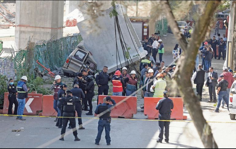 Las autoridades reportaron que la caída de la dovela de concreto del Tren Interurbano se debió a la falla de una grúa que trasladaba la pieza. EL UNIVERSAL
