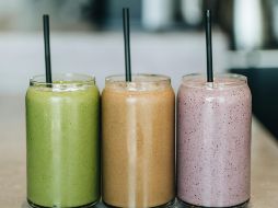 Estos batidos se convierten en aliados del bienestar, ofreciendo una deliciosa manera de nutrir y fortalecer el camino hacia una figura más fuerte y tonificada. ESPECIAL / Foto de Nathan Dumlao en Unsplash