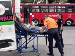 El hombre de 44 años fue trasladado a un puesto de socorro para continuar con la atención médica. CORTESÍA/Comisaría de Guadalajara