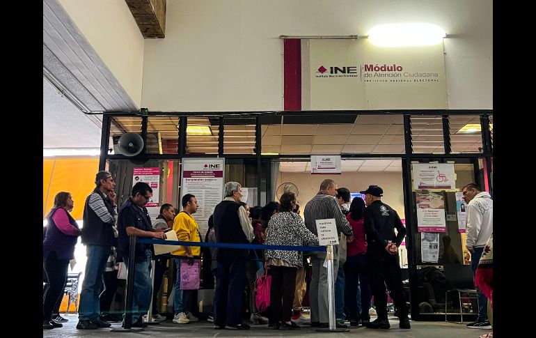 El INE en Jalisco determinó que en al menos 27 módulos se ampliara el horario de atención de 8:00 a 20:00 horas, aún así, las oficinas presentaron saturación desde que abrieron sus puertas. EL INFORMADOR / A. Navarro