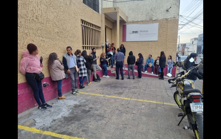 El INE en Jalisco determinó que en al menos 27 módulos se ampliara el horario de atención de 8:00 a 20:00 horas, aún así, las oficinas presentaron saturación desde que abrieron sus puertas. EL INFORMADOR / A. Navarro