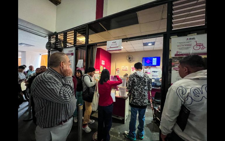 El INE en Jalisco determinó que en al menos 27 módulos se ampliara el horario de atención de 8:00 a 20:00 horas, aún así, las oficinas presentaron saturación desde que abrieron sus puertas. EL INFORMADOR / A. Navarro