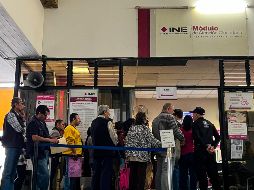 El INE en Jalisco determinó que en al menos 27 módulos se ampliara el horario de atención de 8:00 a 20:00 horas, aún así, las oficinas presentaron saturación desde que abrieron sus puertas. EL INFORMADOR / A. Navarro