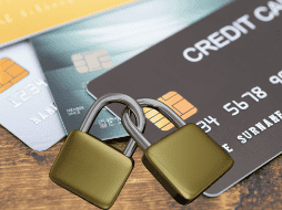 Un motivo frecuente para bloquear una tarjeta es la detección de actividad inusual. ESPECIAL/CANVA