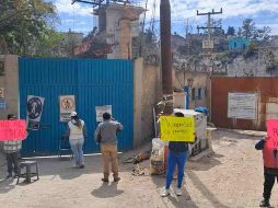Son 40 las personas que se turnan durante el día y noche para vigilar las entradas a la zona de construcción. SUN/ J. C. Williams.