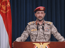 Fuerzas Armadas yemeníes (hutíes) llevaron a cabo una operación de tiro al blanco contra un buque estadounidense, indicó el portavoz militar de los hutíes. X/@Reuters