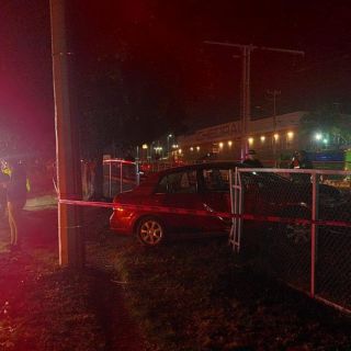 Vehículo con una persona asesinada queda varado en la vías del tren ligero