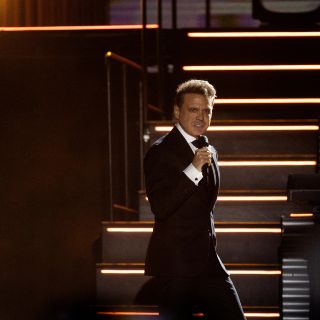 Luis Miguel baja de su helicóptero a saludar a sus fans