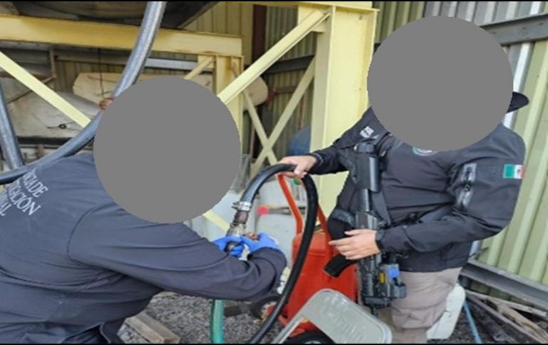 Al cumplimentar la diligencia de cateo, los elementos federales localizaron y aseguraron un depósito tipo cisterna que contenía más de cinco mil 850 litros de petrolífero. CORTESÍA