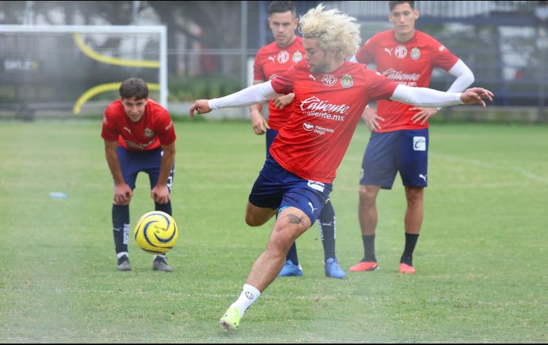 Otros jugadores como Víctor Guzmán han declarado que durante los entrenamientos del Rebaño han optado por reproducir música del agrado de Cowell. X / Chivas