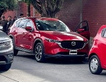 Los hechos sucedieron en el cruce de las calles Elías Villalpando y Pedro González, donde quedó la víctima a un costado de su vehículo: una camioneta Mazda tinta. CORTESÍA