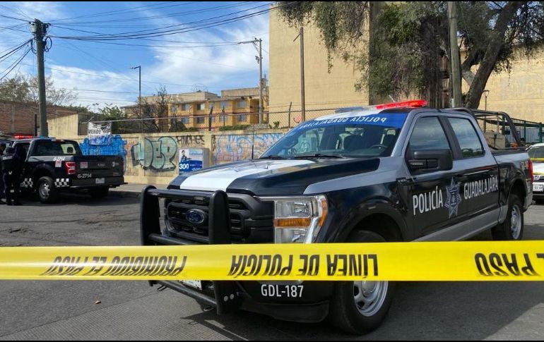 Los elementos de seguridad detuvieron a dos hombres, a quienes les aseguraron una pistola. CORTESÍA