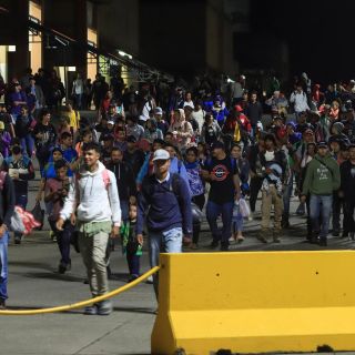 Cerca de 500 migrantes inician travesía a pie del norte de Honduras hacia Estados Unidos