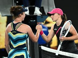La polaca Iga Swiatek (derecha) felicita a la checa Linda Noskova por su victoria en la tercera ronda del Abierto de Australia 2024. EFE/J. Carrett