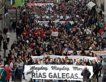 A la marcha, que partió de la Alameda compostelana y concluyó en la emblemática Plaza del Obradoiro, asistieron numerosos cargos políticos de fuerzas progresistas. EFE/ Lavandeira Jr