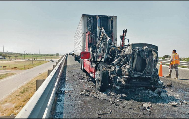 Cada día es más común que criminales incendien autos y camiones para bloquear carreteras. EL INFORMADOR/ Archivo