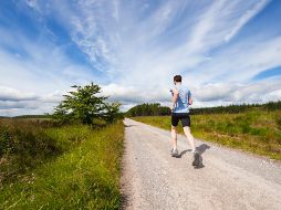 Los adultos deben moverse más y sentarse menos durante el día. UNSPLASH / J. Hill