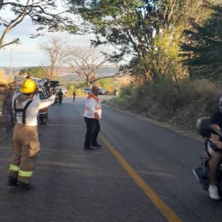 INM auxilia a 23 personas migrantes tras volcadura en Chiapas