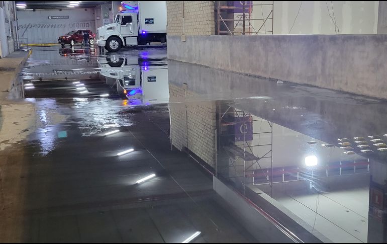 Una fuga de agua en el centro comercial provocó que parte del estacionamiento terminara inundado. CORTESÍA.