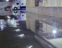 Una fuga de agua en el centro comercial provocó que parte del estacionamiento terminara inundado. CORTESÍA.